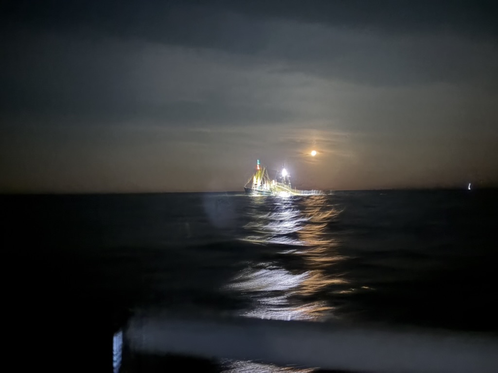 Blendendes Licht und schnelle Kurswechsel - beängstigende Begegnung mit einem Fischer vor Borkum