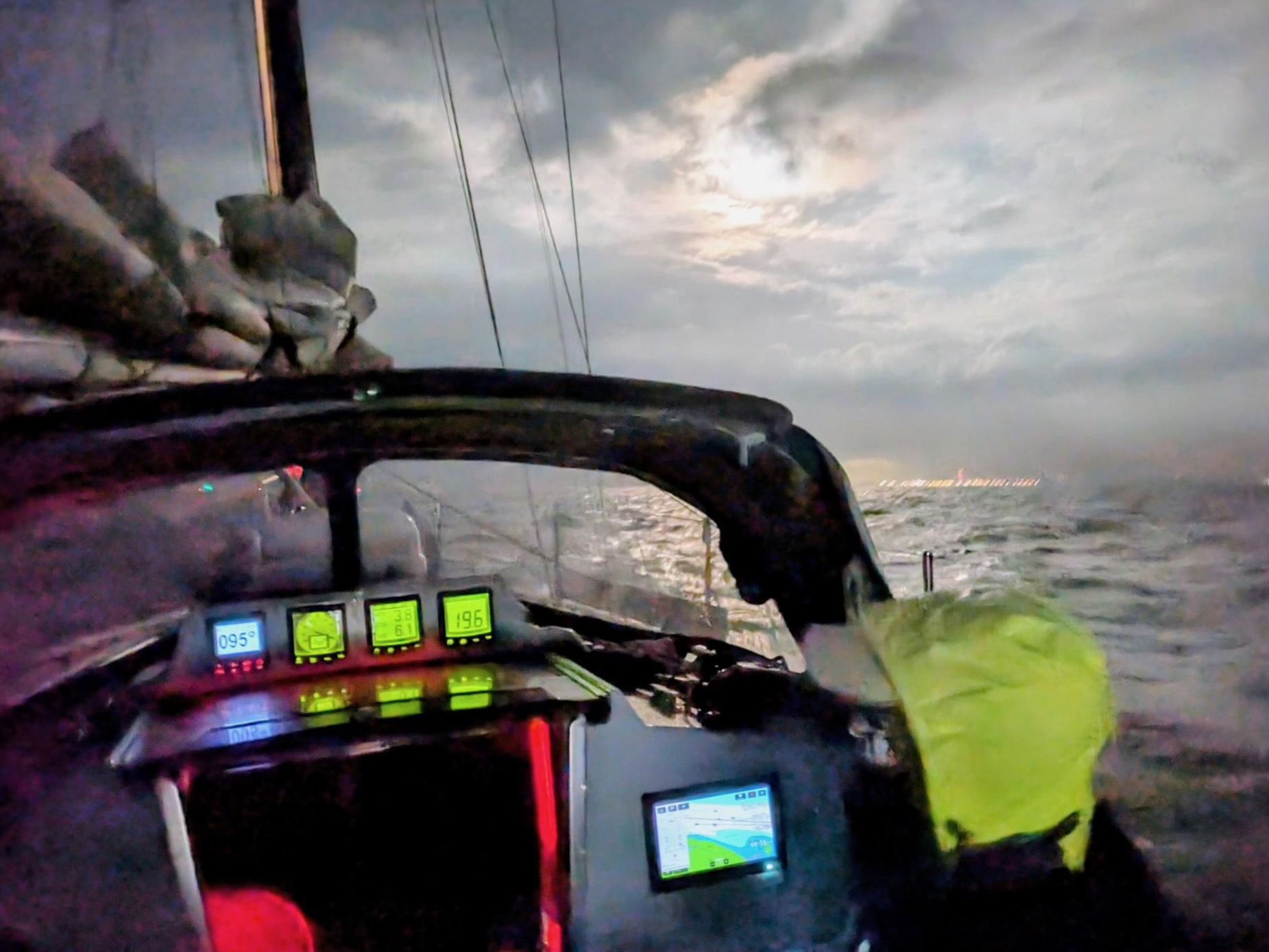 Blick ins Cockpit vor Cuxhaven